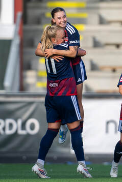 Rosengårds Molly Johansson och Anastasiya Pabiahaila jublar
