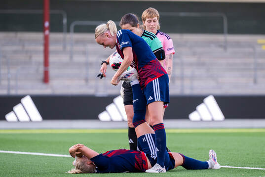 Rosengårds Emma Pennsäter hjälper Molly Johansson