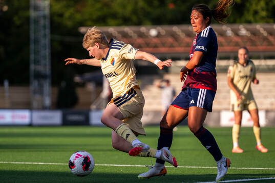 Rosengårds Ran Iwai fäller Djurgårdens Olivia Ulenius