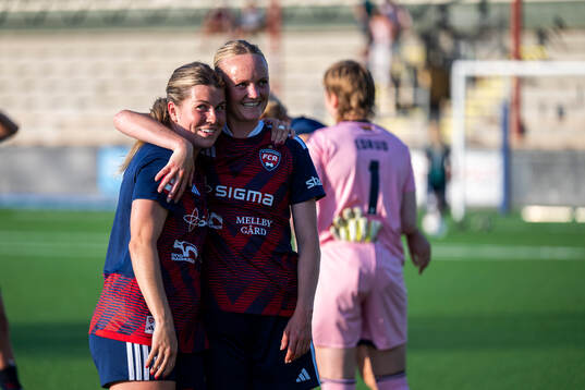Rosengårds Amanda West och Emma Pennsäter jublar