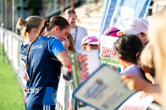 Rosengårds Filippa Sjöström skriver autografer