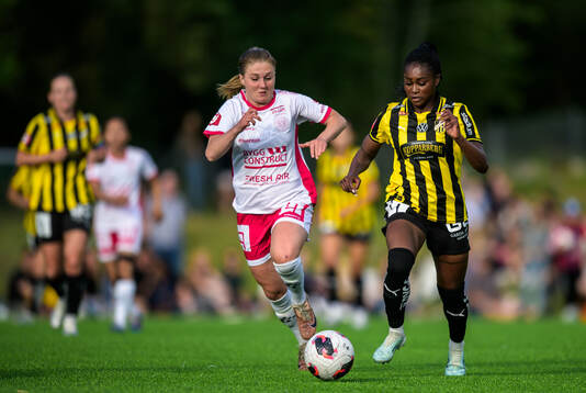IK Uppsalas Ebba Ronquist och Häckens Monica Jusu Bah