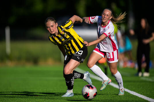 Häckens Paulina Nyström och IK Uppsalas Saga Fredgren