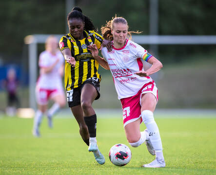 Häckens Monica Jusu Bah och IK Uppsalas Julia Ragnarsson
