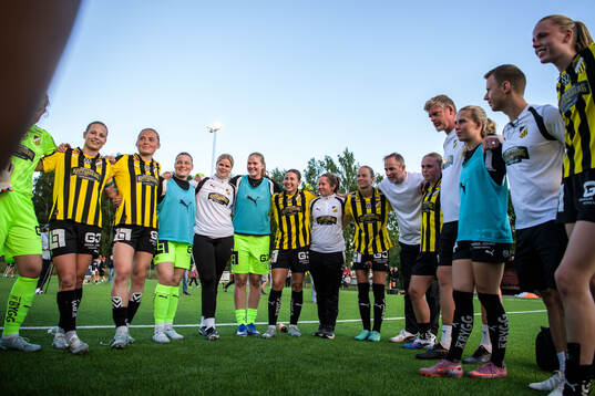 Häckens spelare jublar