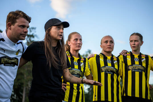 Häckens tränare Elena Sadiku jublar