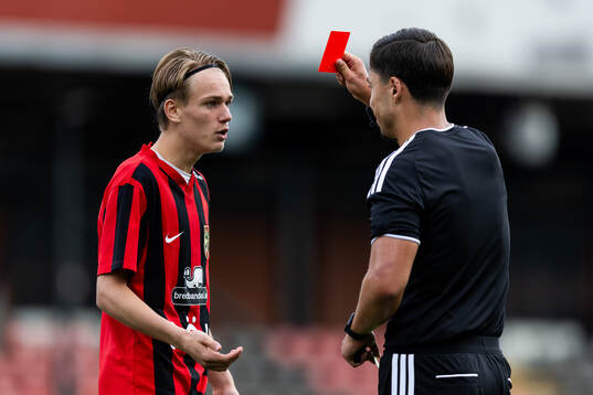 Brommapojkarnas William Johansson får rött kort