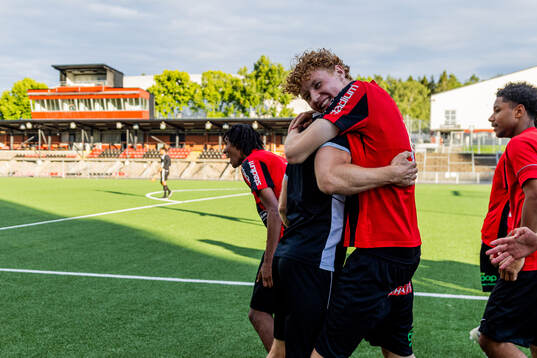 Brommapojkarnas Simon Helling jublar