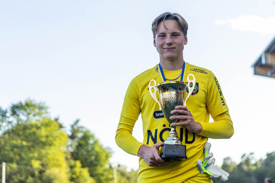 Brommapojkarnas Vincent Arnström med pokalen finalen i