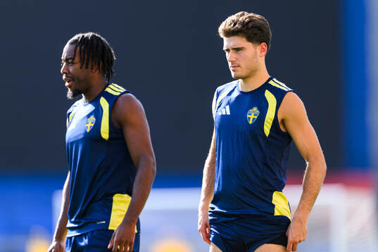Anthony Elanga and Besfort Zeneli of the Swedish national