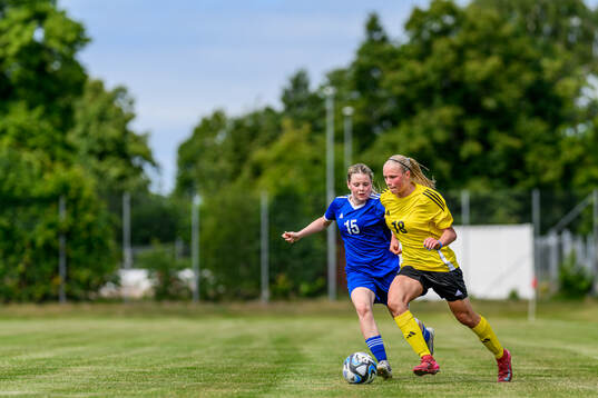 Ester Hedström, Morön BK och Thea Wigren, IFK Lidingö FK