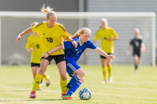 Thea Wigren, IFK Lidingö FK  och Alva Andersson Holmqvist,