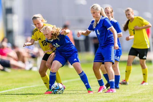 Thea Wigren, IFK Lidingö FK  och Alva Andersson Holmqvist,