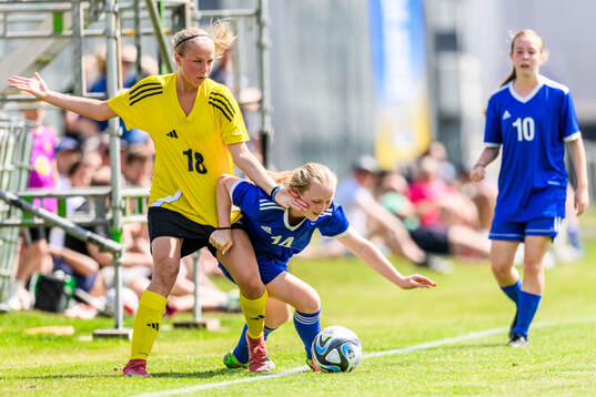 Thea Wigren, IFK Lidingö FK  och Alva Andersson Holmqvist,