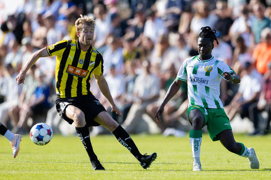 Häckens Filip Helander och Hammarbys Moise Elohim Victoire