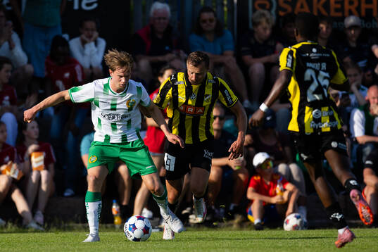 Hammarbys Oscar Steinke Brånby och Häckens Marius Lode