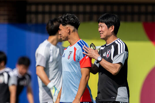 Kento Shiogai and head coach Hajime Moriyasu of the