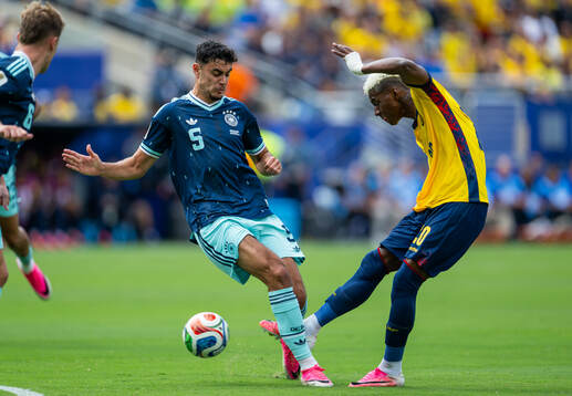 Nilson Angulo of Ecuador scores the 1-1 goal