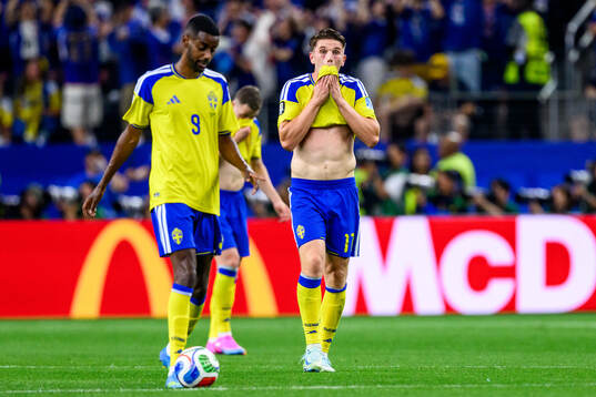 Alexander Isak and Viktor Gyökeres of Sweden looks dejected