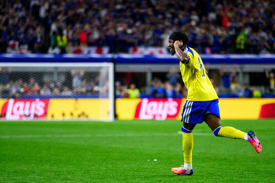 Anthony Elanga of Sweden celebrates scoring 1-1