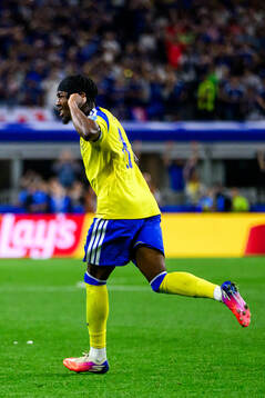 Anthony Elanga of Sweden celebrates scoring 1-1