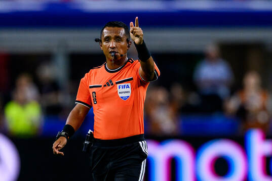 Referee Ivan Arcides