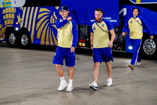 Mattias Svanberg, goalkeeper Viktor Johansson and