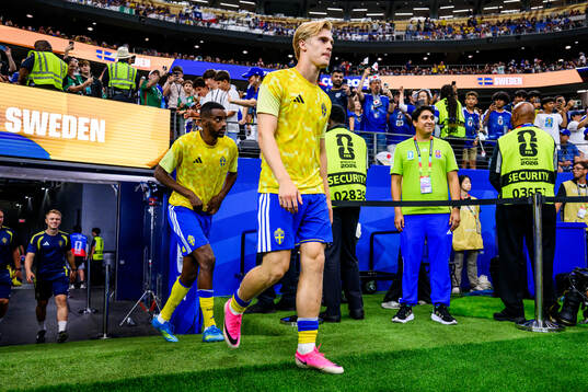 Alexander Isak and Lucas Bergvall of Sweden
