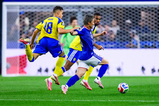 Yasin Ayari of Sweden and Daizen Maeda of Japan