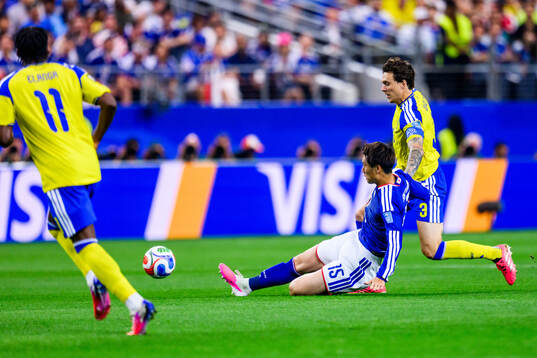 Daichi Kamada of Japan and Victor Nilsson Lindelöf of