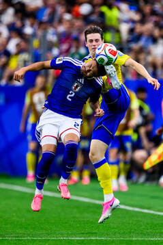 Yukinari Sugawara of Japan and Elliot Stroud of Sweden