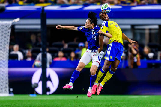 Ayase Ueda of Japan and Isak Hien of Sweden