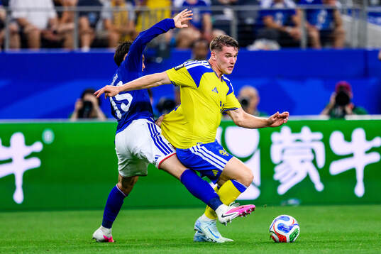 Daichi Kamada of Japan and Viktor Gyökeres of Sweden