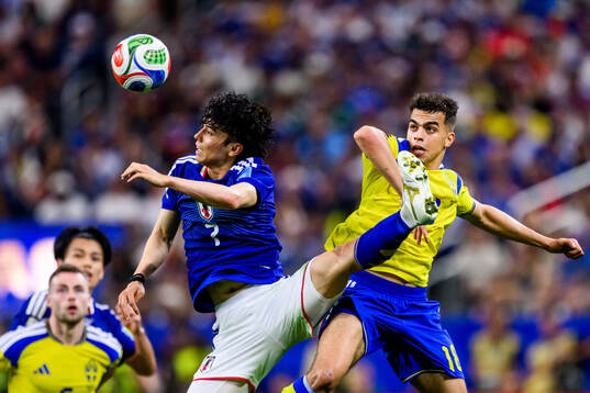 Ao Tanaka of Japan and Yasin Ayari of Sweden