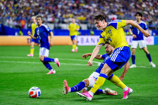Yukinari Sugawara of Japan and Elliot Stroud of Sweden