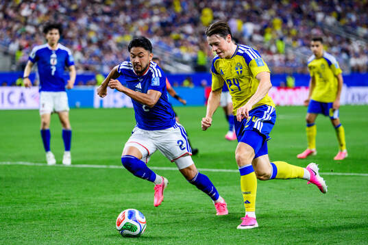 Yukinari Sugawara of Japan and Elliot Stroud of Sweden