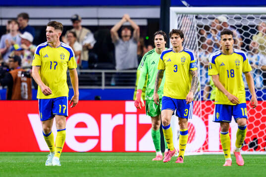 Viktor Gyökeres, goalkeeper Jacob Widell Zetterström,