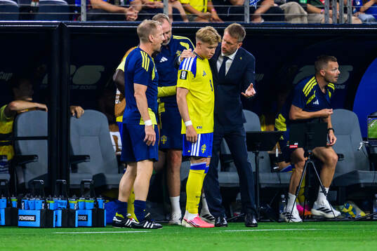 Daniel Svensson and Head coach Graham Potter of Sweden
