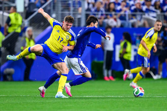 Viktor Gyökeres of Sweden and Daichi Kamada of Japan