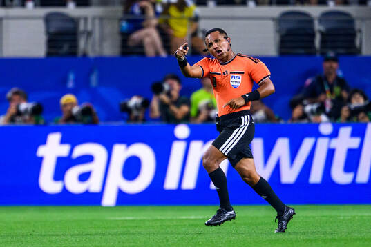 Referee Ivan Arcides