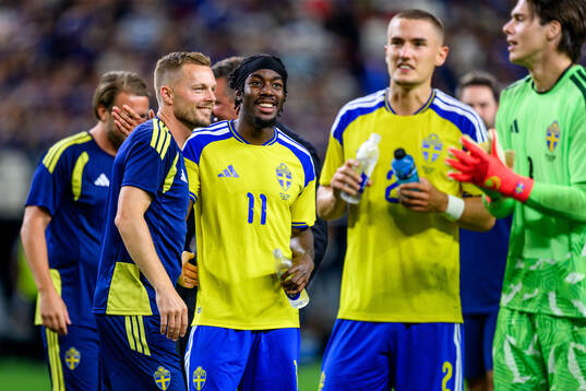 Assistant coach Sebastian Larsson and Anthony Elanga of