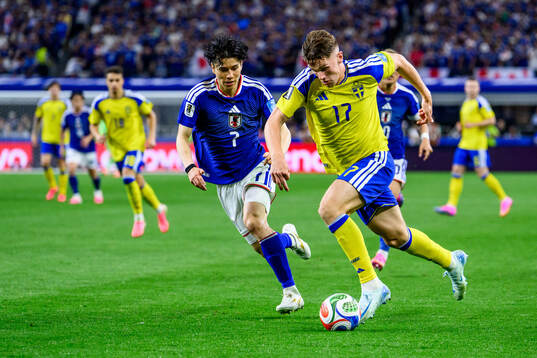 Ao Tanaka of Japan and Viktor Gyökeres of Sweden
