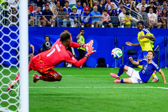 Anthony Elanga of Sweden and goalkeeper Zion Suzuki and
