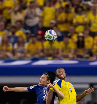 Ayase Ueda of Japan and Isak Hien of Sweden