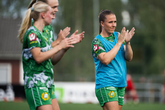 Hammarbys Vilde Hasund tackar supportrar