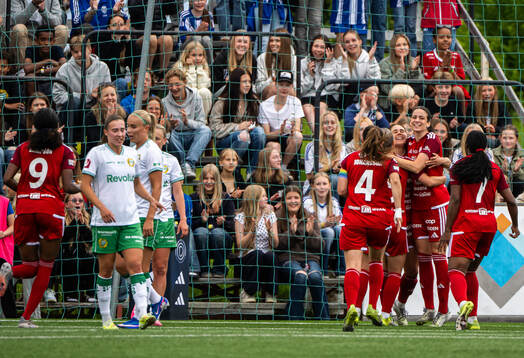 Piteås Julia Olsson jublar med lagkamrater