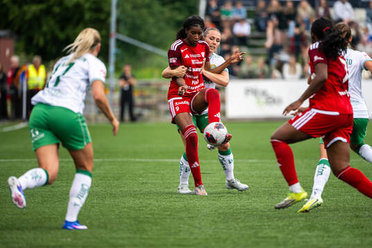 Piteås Sharon Sampson och Hammarbys Gudrun Arnardottir
