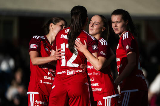 Piteås Andrea Simonovic tröstas av lagkamrater