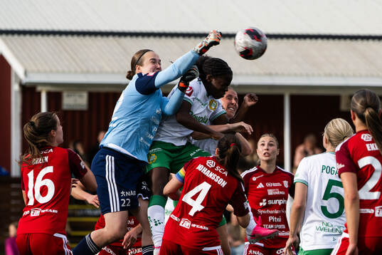 Piteås målvakt Elza Strazdina och Hammarbys Vivienne Lia