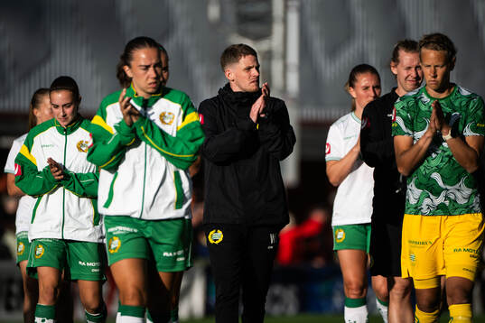 Hammarbys tränare William Strömberg tackar supportrar